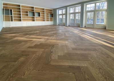 Verouderde eiken visgraat vloer in woning in Vechtstreek